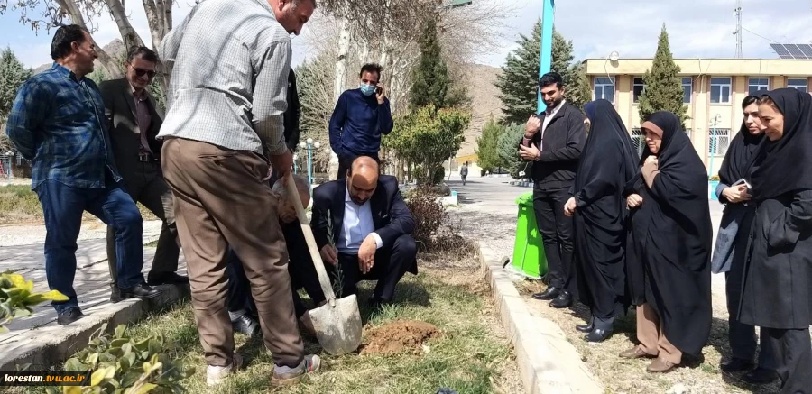 معاون فرهنگی و دانشجویی، معاونت آموزشی پژوهشی و معاونت اداری ومالی دانشگاه به همراه سرپرست دانشگاه ، تعدادی نهال را همزمان با روز درختکاری در محوطه دانشگاه، کاشتند. 2