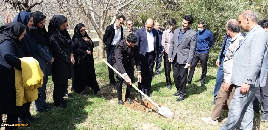 معاون فرهنگی و دانشجویی، معاونت آموزشی پژوهشی و معاونت اداری ومالی دانشگاه به همراه سرپرست دانشگاه ، تعدادی نهال را همزمان با روز درختکاری در محوطه دانشگاه، کاشتند. 4