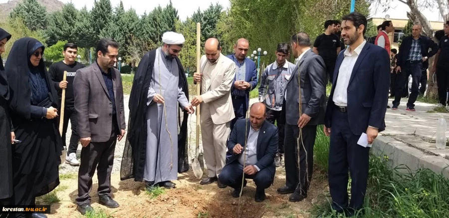 آیین کاشت ۱۱۵ نهال به نیابت ۱۱۵ دانشجوی شهید استان لرستان در بوستان شهید گمنام دانشگاه فنی و حرفه ای استان لرستان برگزار شد. 5